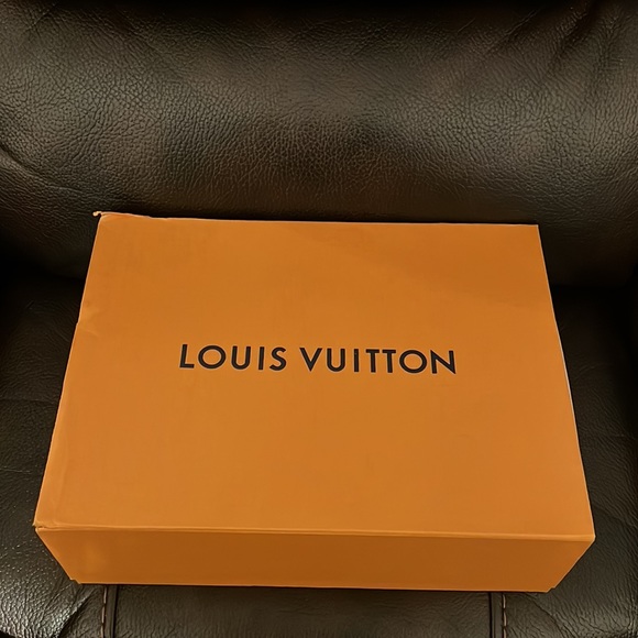 Louis Vuitton unisex logo monogram beach towel NWB - Picture 7 of 7